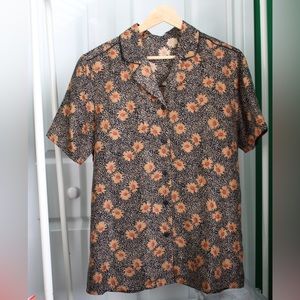 Vintage/handmade? (Has no tag) Button up blouse with a fun Sunflower print.